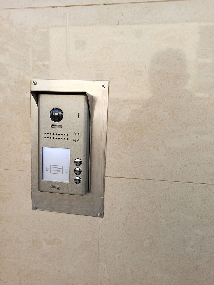 θυροτηλεόραση