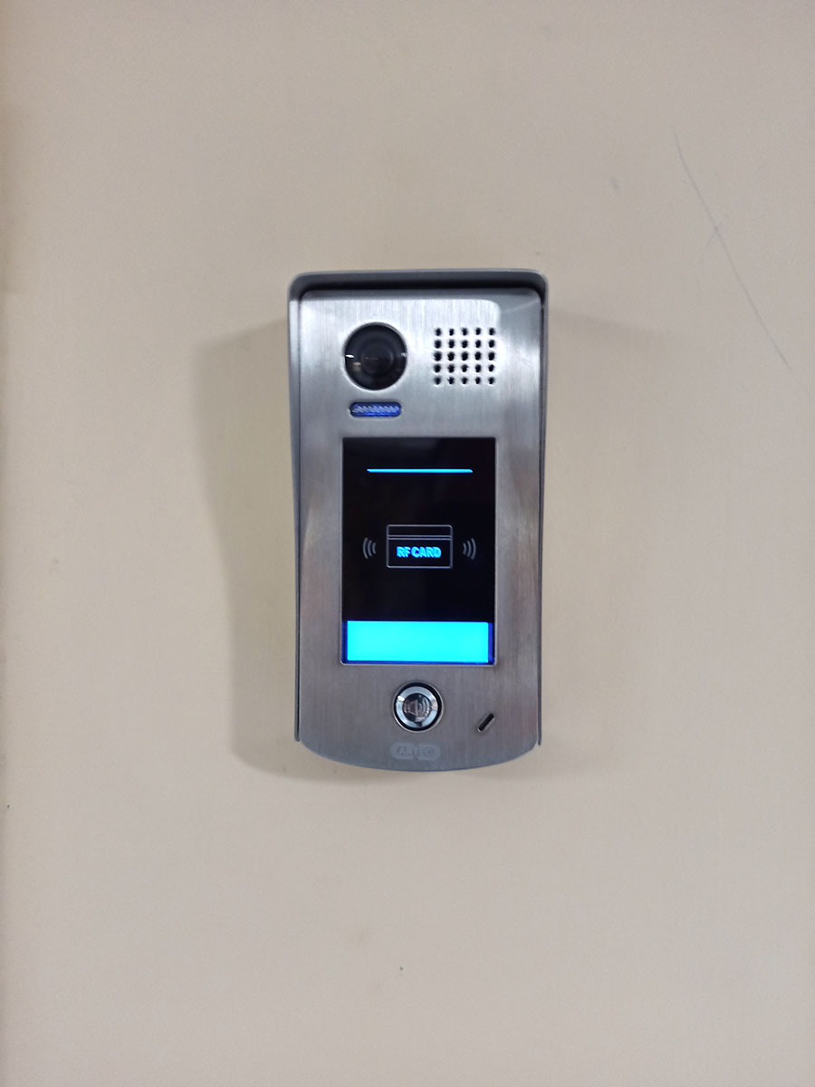 θυροτηλεόραση